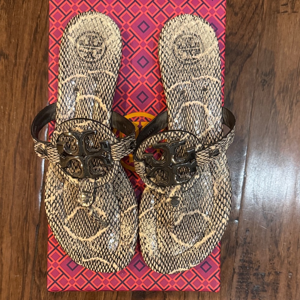 Tory Burch cobra print with pewter logo  like new condition size 8.5